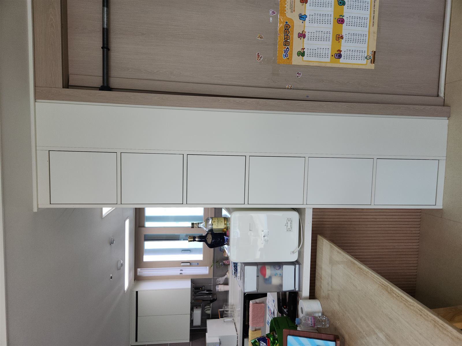 6칸 모두 문을 단 수납장